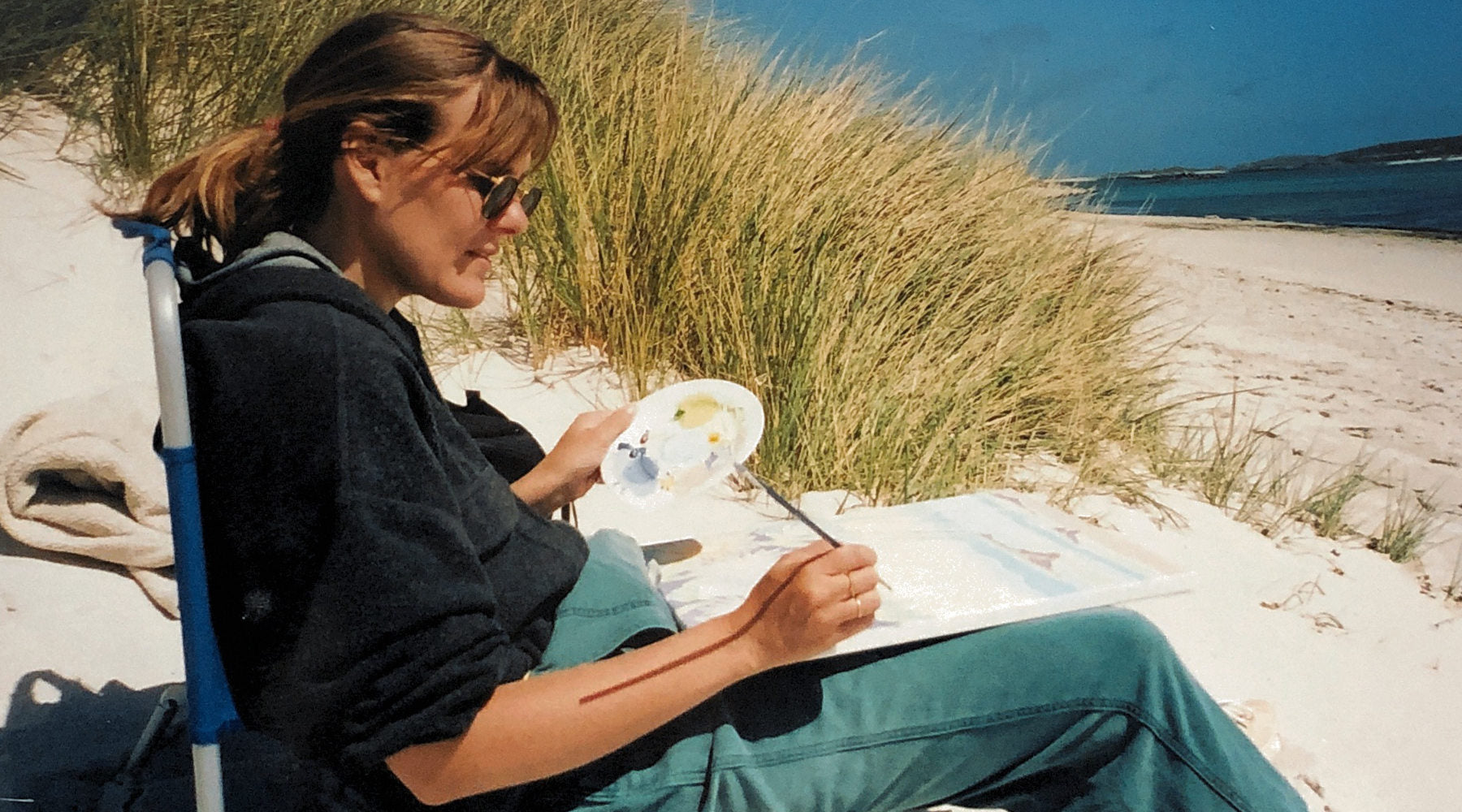 Cornwall artist Joanne Short painting on the beach at Tresco, Isles of Scilly