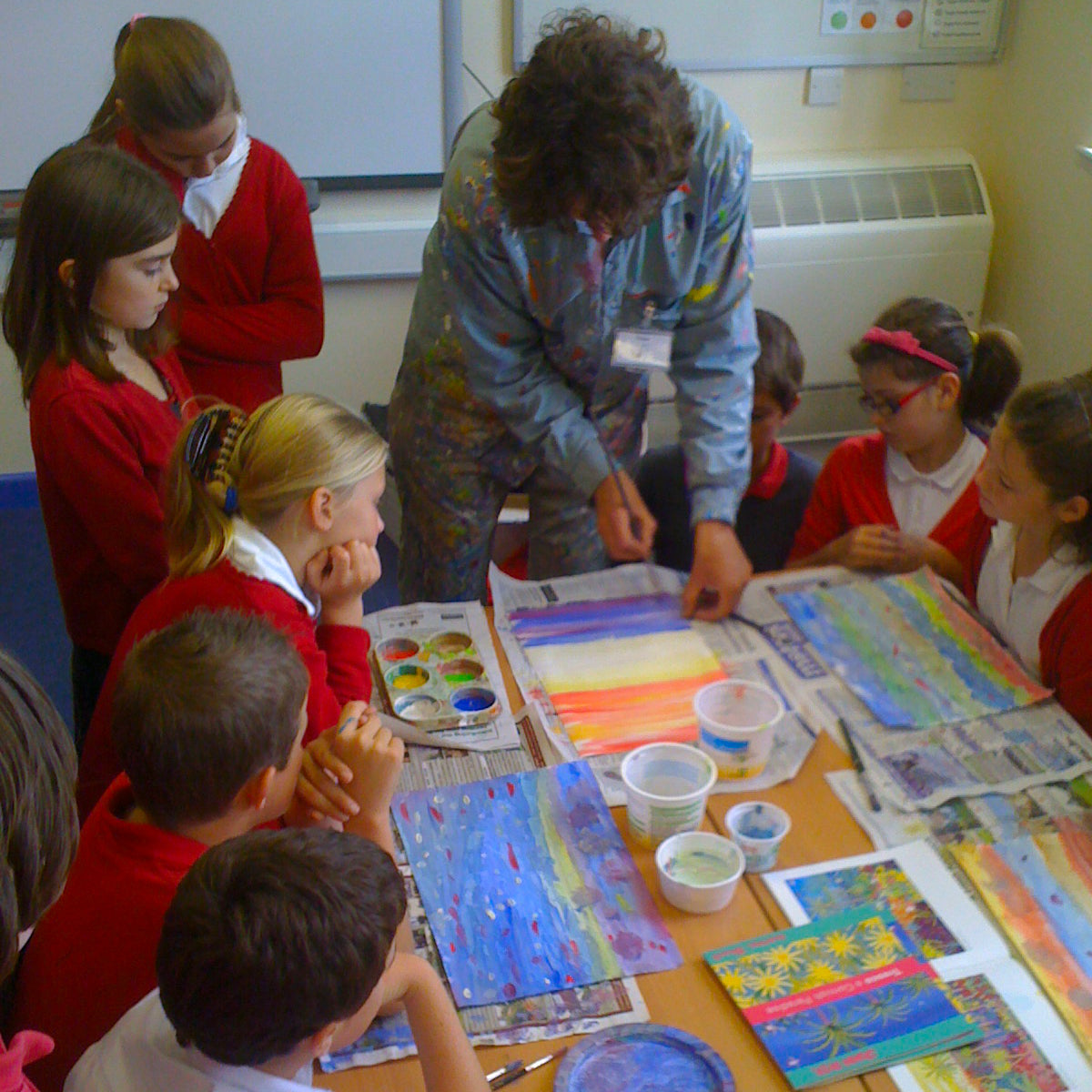 Artist John Dyer in a Cornish school demonstarting how to start a painting.